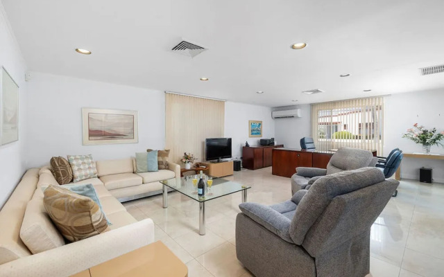 3BR 3BA Pool Downtown Short Walk to Beach