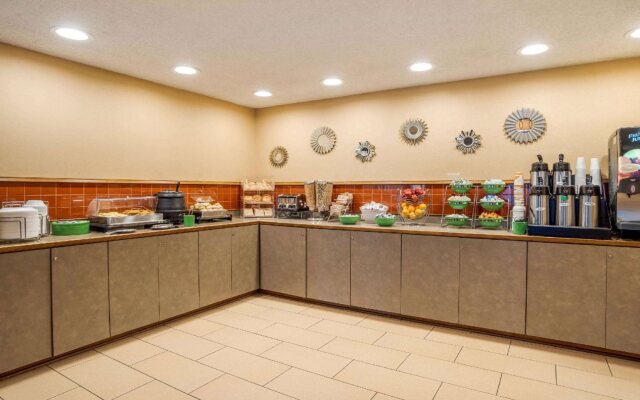 Econo Lodge Inn & Suites Foley - North Gulf Shores