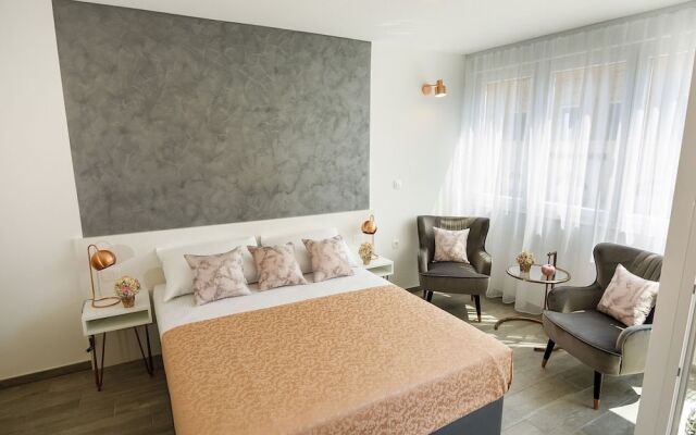 Rose Gold Rooms & Studio With Balcony
