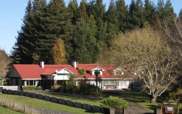 Redwood Lodge Bed & Breakfast