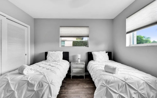 Hollywood Hills 3BD Home w Backyard