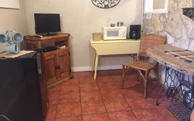 The Historic Leakey Inn