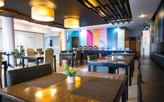 Holiday Suites Business District (Empire Suites Hotel)
