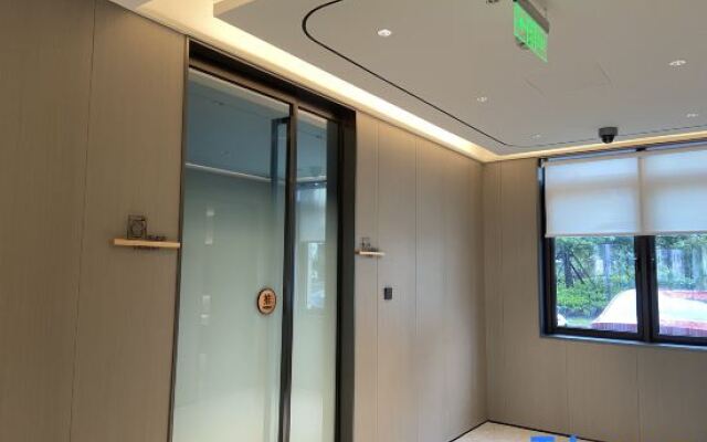 JI Hotel (Shanghai Dishui Lake Subway Station)