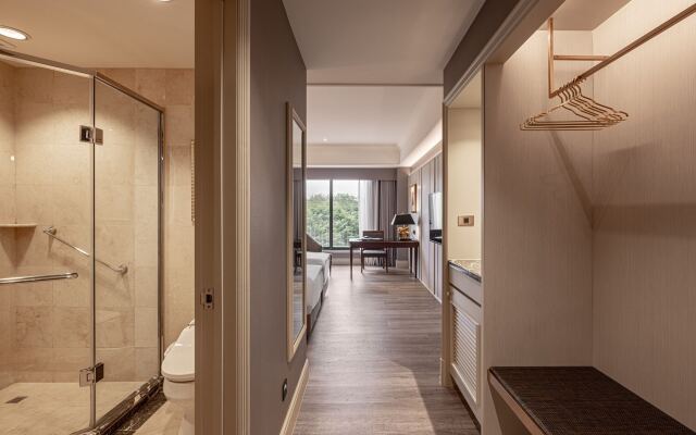 Lakeshore Hotel