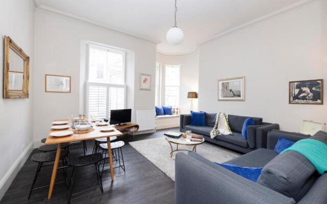 ALTIDO Sophisticated and Bright 4BR apt near Edinburgh Castle