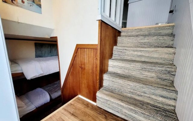 2 Story Houseboat Seeking a Captain Fishpets Ok