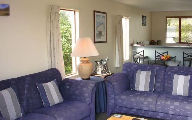 Les Troupes Apartments