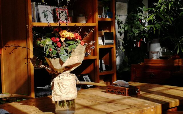 Fly By Knight Courtyard Hotel