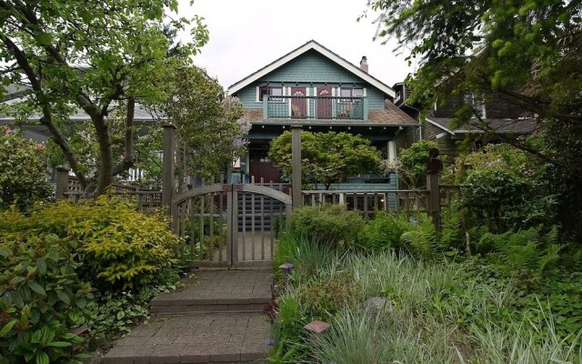 A Suite at Kitsilano Cottage