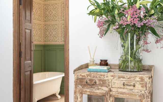 The Green House by Santiago de Alfama