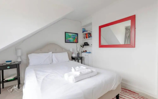 Top Floor 1BD Flat With Balcony - Ladbroke Grove