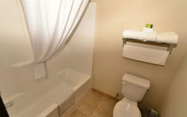 Cobblestone Inn & Suites - Holstein