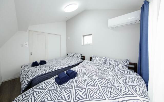 Higashi-Rokugo House WHITE by Tranova