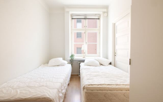 2ndhomes Bright 2BR Apartment