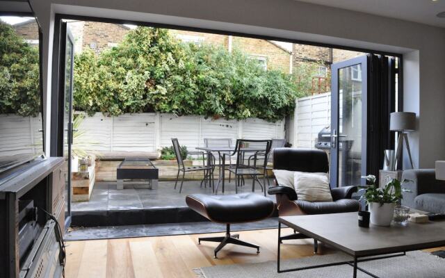 Modern 2 Bedroom House With Patio in Battersea