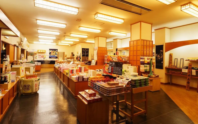 Hotel Hoho "A hotel overlooking the Echigo Plain and the Yahiko mountain range"