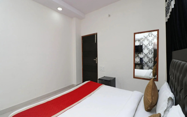 Gold Star Suits By OYO Rooms