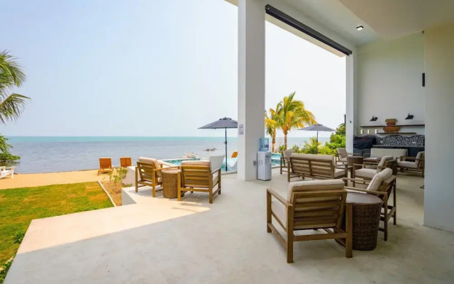 Spacious 4-bed Villa in Placencia Village w Pool