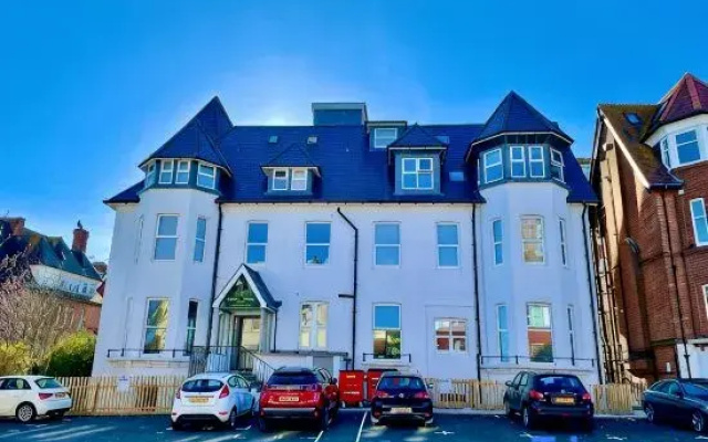 Spacious Seaside 2-Bed Apt w/ Free Gym & Parking