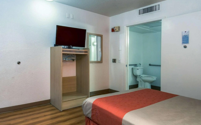 Motel 6 Corona, CA