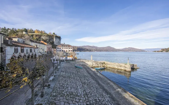 Stella Del Lago Pied Dans L'eau