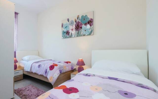 5 Villa Antique With Extra Large Pool