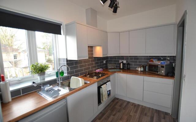 Maytree Apartment - 2 Bedrooms Apartment - Stayseekers