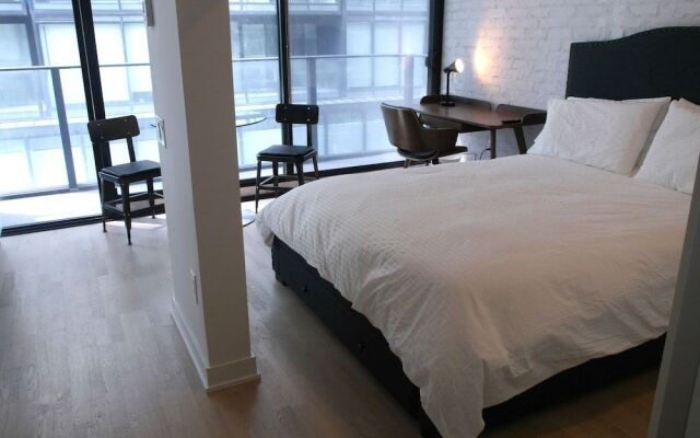 Stylish Condo in Amazing King West Area