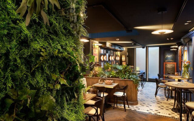 Boutique Hotel First City