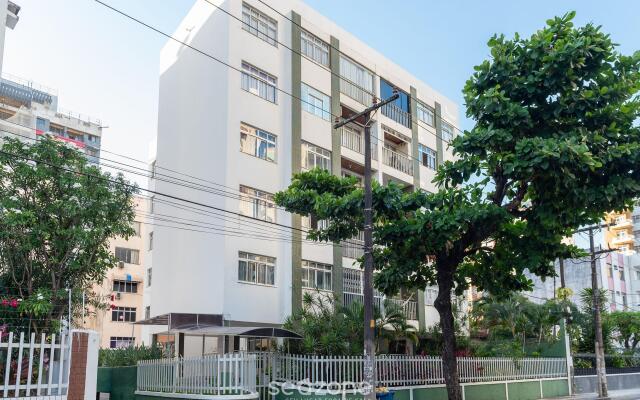 Apto espaçoso próximo da Praia de Armação AAM0203