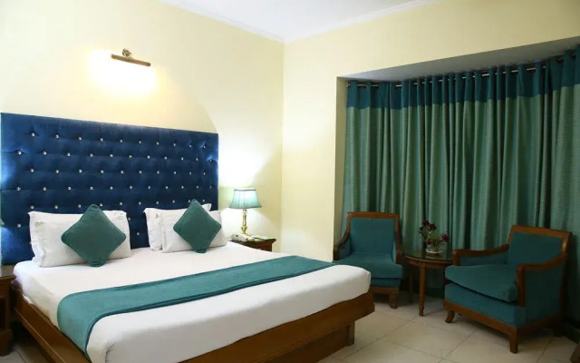 OYO 13052 Hotel Conclave Inn