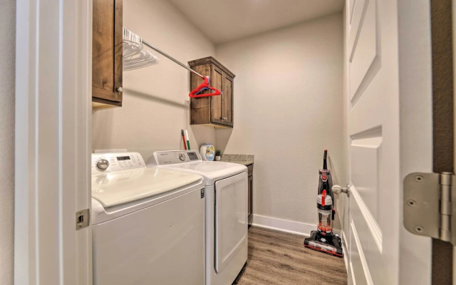 Fayetteville House: Pool Access & Gas Grill!