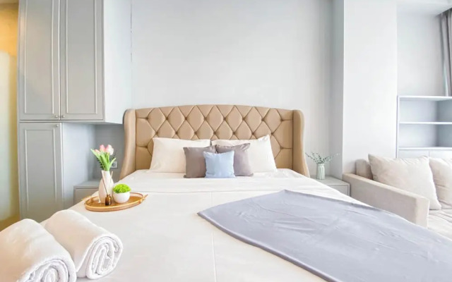 Minimalist and Cozy Studio at Apartment Art Deco