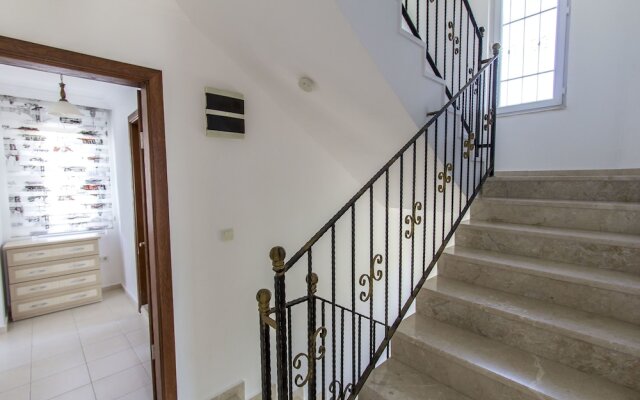 Villa Serra by Villamnet