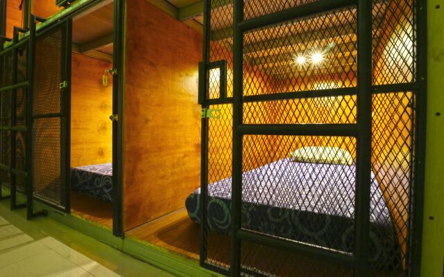Kabin Kapsul Kayu jati I - Hostel