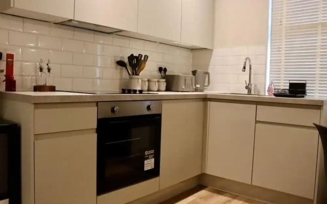 Renovatedapartmentsleeps4-freeparking-tv