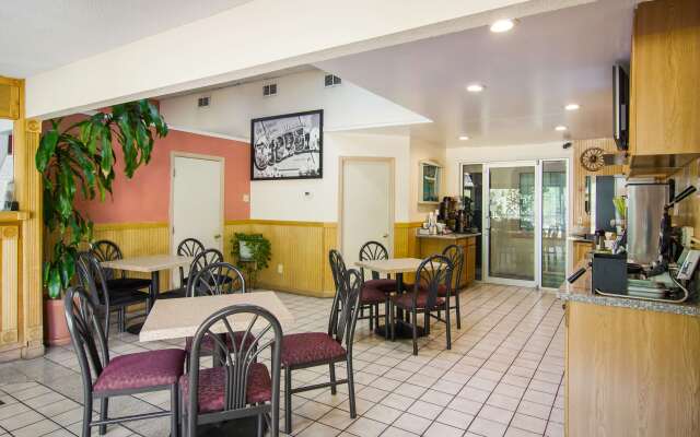 Super 8 by Wyndham Darien