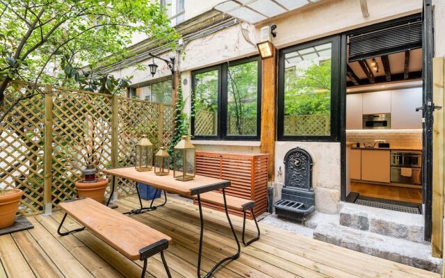 Souplex With Terrace in Rue de Faubourg