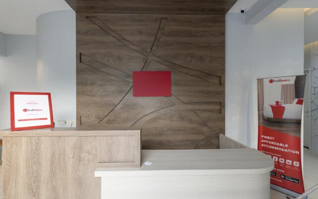 Reddoorz Plus Near Stasiun Tvri Surabaya