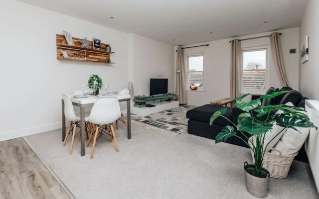 Central Modern Flat Sleeps 6 - Dedicated Parking - From 125 Per Night