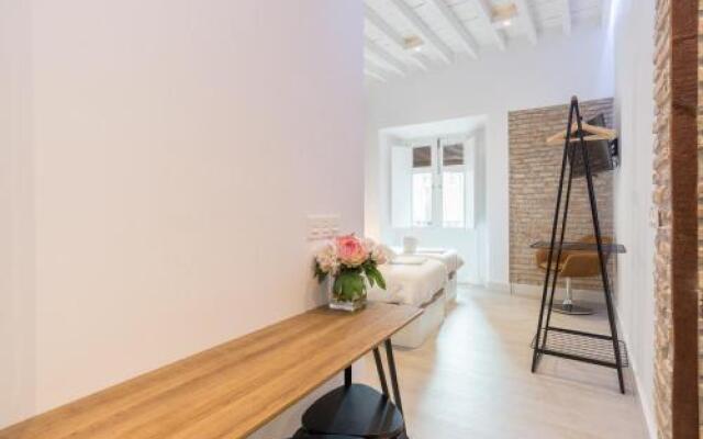 Te1A-El Teatro Brick Wall Suite Prime Location