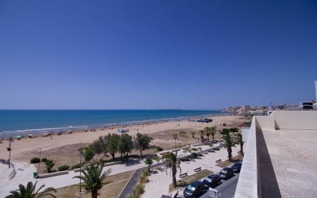 Casesicule: Corallo Charme Sea View Apartment On The Pozzallo Promenade Beach At 30 M Wi fi