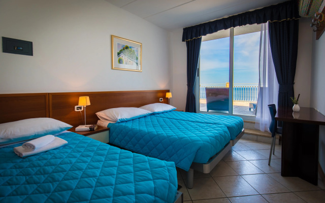 Splendid Golden Rocks Resort