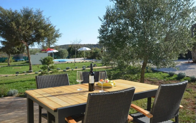 Golden and Green Acres Holiday Home With Pool and Sauna