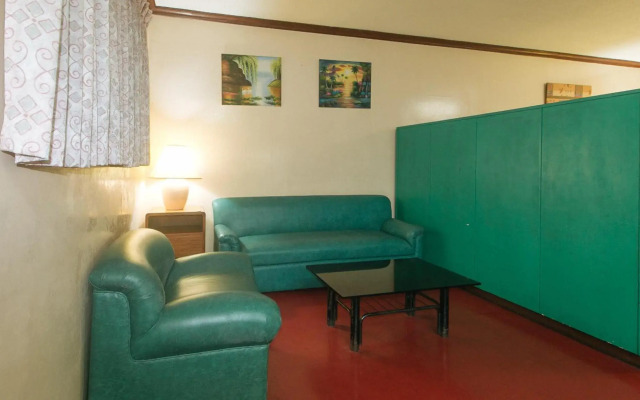 Broadway Court Apartelle