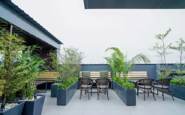 Saltstayz Select - Golf Course Road & Sector 57