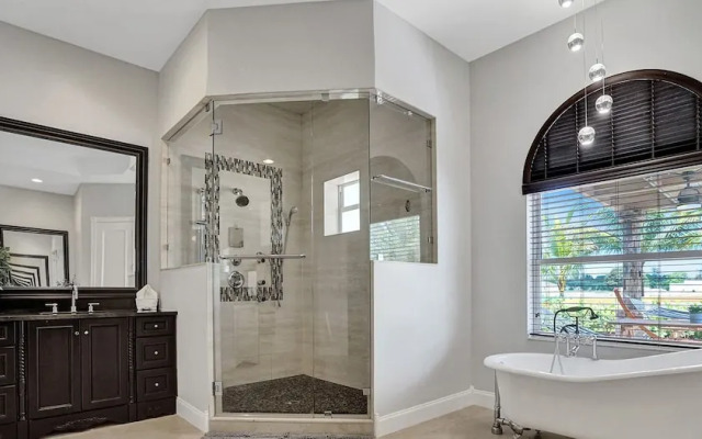 8-BR with Pool & Mini-golf & Soccer