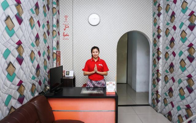 OYO 111 Grand Palace Resident