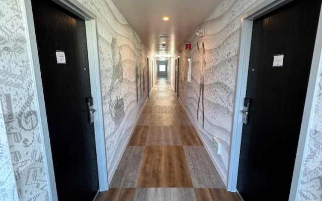 Hotel Rudra - Hollywood